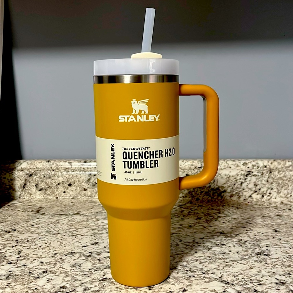 NWT Stanley 40 oz. Quencher H2.0 FlowState Tumbler: Color is Yarrow